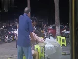 黑料吃瓜 湖北好心人当街捡尸当街开摸弟弟趁姐姐上厕所偷偷进去看逼 - 爱情岛-全网最全最新各类乱伦, 黑料,吃瓜系列免费视频网站