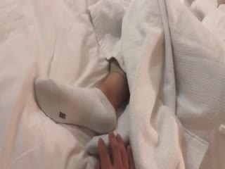 家庭乱伦 【MJ作品】MJ炮友口J后被下药迷晕，死猪蹂躏翻眼玩白袜臭脚 - 爱情岛-全网最全最新各类乱伦, 黑料,吃瓜系列免费视频网站