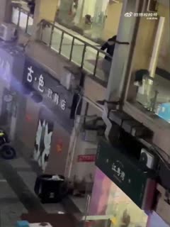 家庭乱伦 【吃瓜】一男子偷拍女厕所，被发现后逃脱过程中跳下，当场没了动静 - 爱情岛-全网最全最新各类乱伦, 黑料,吃瓜系列免费视频网站
