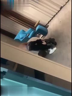 家庭乱伦 兄弟~你这也太猴急了，房间门都没关好，衣服都不脱，扯下裤子就要提枪插入，这下被人偷拍了把！！！ - 爱情岛-全网最全最新各类乱伦, 黑料,吃瓜系列免费视频网站