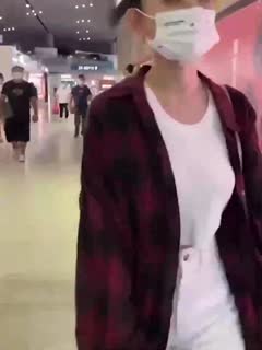 黑料吃瓜 女明星“宋祖儿”机场遇狗仔偷拍被发现没穿胸罩，小奶头上下乱蹦，急忙遮掩 - 爱情岛-全网最全最新各类乱伦, 黑料,吃瓜系列免费视频网站