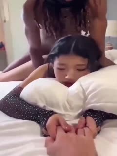 黑料吃瓜 拉着我的手被黑鬼艹，她比这手势这个什么意思 - 爱情岛-全网最全最新各类乱伦, 黑料,吃瓜系列免费视频网站