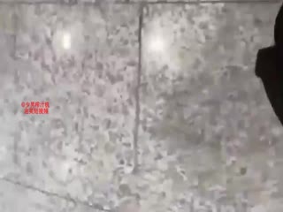 黑料吃瓜 【极限挑战】沈阳惊现[呲尿哥]地铁见女孩就尿还帮擦！街射偷拍底裤都弱爆了！ - 爱情岛-全网最全最新各类乱伦, 黑料,吃瓜系列免费视频网站