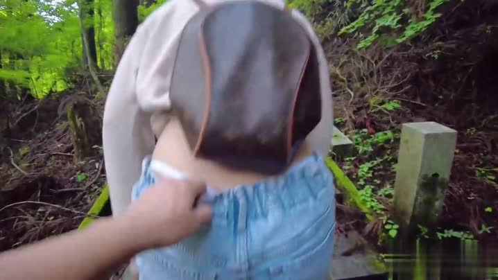 家庭乱伦 在疯狂的雨中徒步旅行。日本情侣_外行_菠萝包_样式超群_巨乳_混血美女 - 爱情岛-全网最全最新各类乱伦, 黑料,吃瓜系列免费视频网站