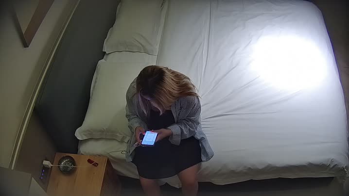 家庭乱伦 公寓酒店 8-22 男子带上小胖女友开钟点房打炮 一边抓奶一边舔逼 操爽了之后直接内射 女友赶紧捂住逼 - 爱情岛-全网最全最新各类乱伦, 黑料,吃瓜系列免费视频网站