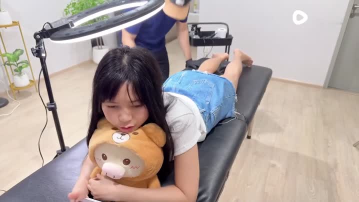 家庭乱伦 清纯Myanma屁股纹了身，在OnlyFans上勾人，纹身大哥看她苗条小腰忍不住，直接扯掉内内狂抠她湿穴，然后暴力猛干她，射满一逼浓精 - 爱情岛-全网最全最新各类乱伦, 黑料,吃瓜系列免费视频网站
