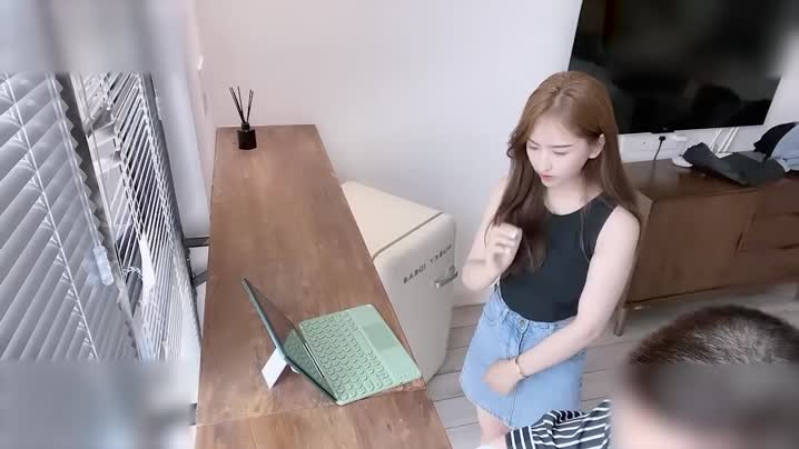 黑料吃瓜 漂亮女员工上班玩手机被老板监控拍到被叫到办公室接受老板的肉棒惩罚 - 爱情岛-全网最全最新各类乱伦, 黑料,吃瓜系列免费视频网站